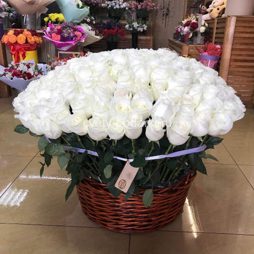 Корзина элитных белых роз  